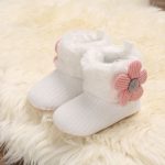 پاپوش نوزادی دخترانه گلدار زمستانی - تصویر 3