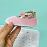 پاپوش نوزادی دخترانه مخمل طرح پاپیون بند طلایی - تصویر 4