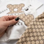 ست تیشرت شلوارک بچگانه مدل GUCCI سفید طلایی سایز 40,45 - تصویر 4