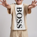 ست تیشرت شلوارک پسرانه مدل BOSS رنگ کرم سایز 50,65 - تصویر 4