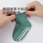 جوراب بچه گانه ضد لغزش نیم ساق مجموعه 3 عددی طرح لورنزو (مناسب کودکان 3 ماه تا 5 سال) - تصویر 7