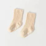 جوراب بچه گانه ضد لغزش نیم ساق کبریتی مجموعه 3 عددی طرح رافائل (مناسب صفر تا 3 سال) - تصویر 4