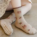 جوراب بچگانه دخترانه ضد لغزش نیم ساق اسپرت طرح چری بر (مناسب 1 تا 12 سال) - تصویر 3