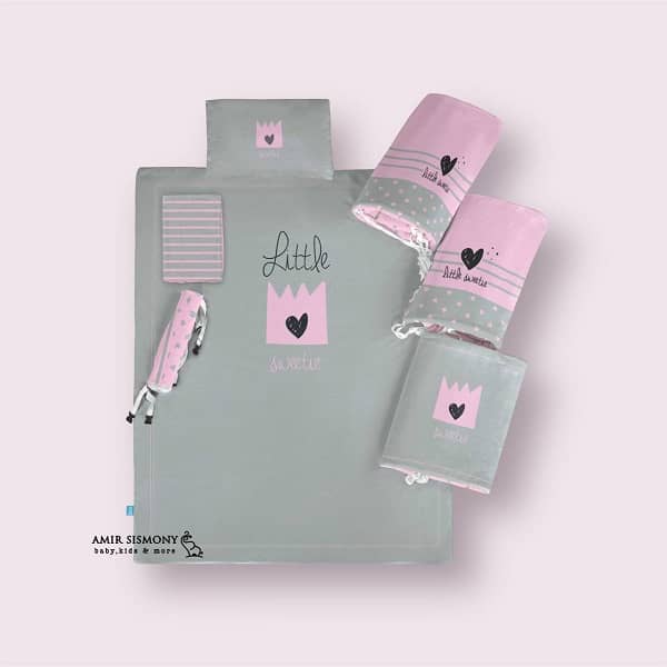 LITTLE-SWEETIE-GIRL-ten-piece-Roseburn-bed-set.jpg سرویس خواب ده تکه رزبرن طرح LITTLE SWEETIE-GIRL - تصویر 1