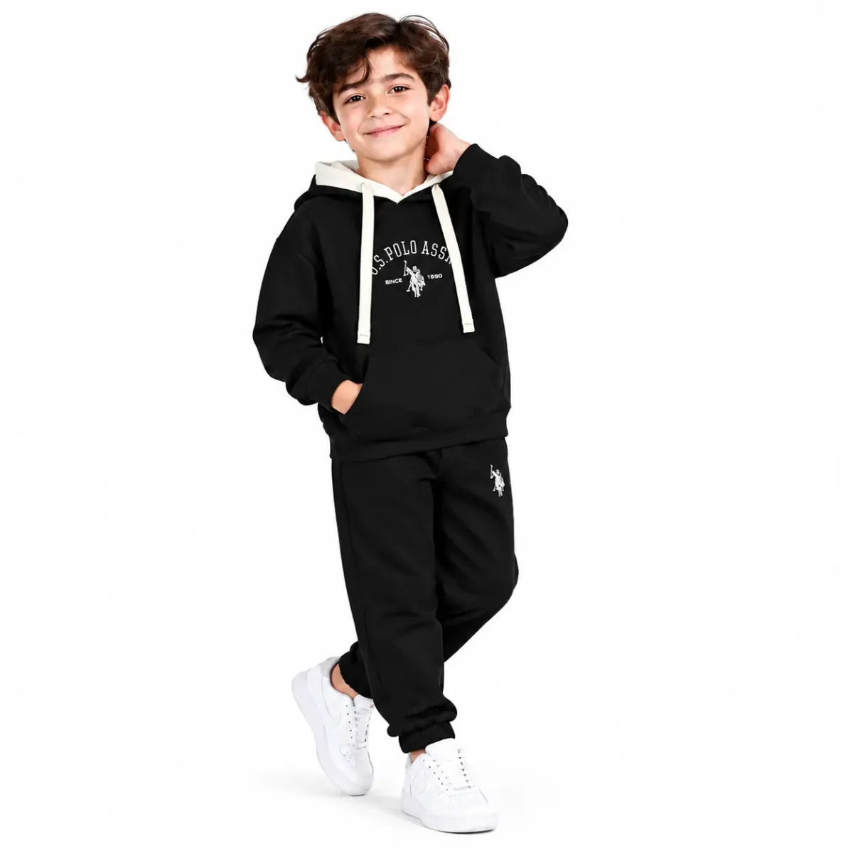 Boy-in-Black-Hoodie-and-Joggers.webp ست دو تکه پسرانه هودی و شلوار - تصویر 1